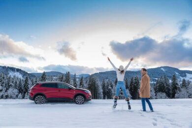 Opel Grandland X Hybrid4, la tecnologia rende semplice la giuda