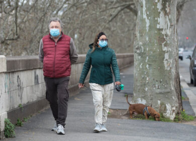 Coronavirus, italiani a passeggio controllati dai gestori dei telefoni. Spiati