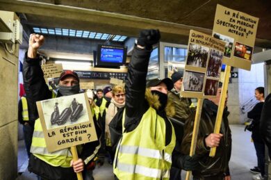 Coronavirus, i gilet gialli se ne fregano: manifestazione a Parigi