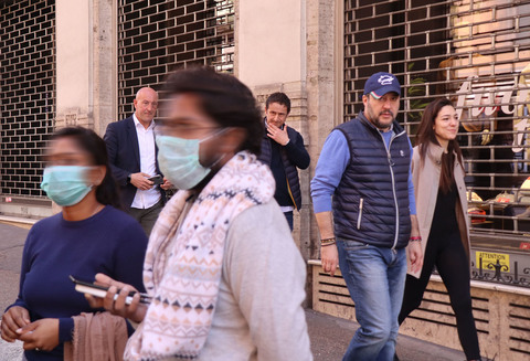 Galleria foto 'Coronavirus, Salvini a spasso per Roma. La replica: “Posso fare la spesa?”' - foto 1