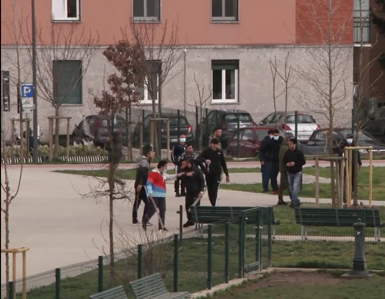 Quarto Oggiaro, gruppo di persone al parco. Tra risse e rischi per la salute Quarto Oggiaro, gruppo di persone al parco. Tra risse e rischi per la salute