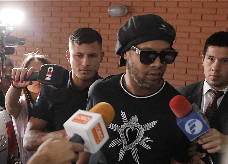 Paraguay, Ronaldinho ancora in carcere: negati gli arresti domiciliari Paraguay, Ronaldinho ancora in carcere: negati gli arresti domiciliari