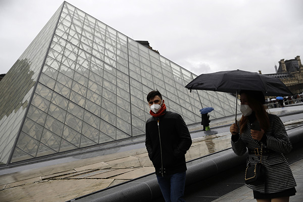 Coronavirus Francia, 45 mld di aiuti. Ed è fuga da Parigi: stazioni affollate Coronavirus Francia, 45 mld di aiuti. Ed è fuga da Parigi: stazioni affollate