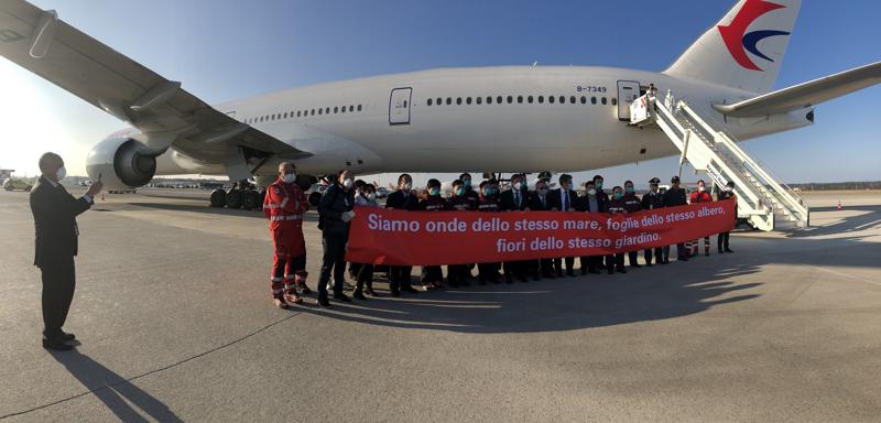 Coronavirus, atterrato a Milano volo da Cina con medici e materiale sanitario