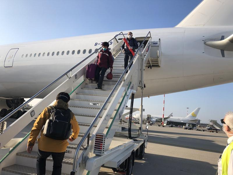 Coronavirus, atterrato a Milano volo da Cina con medici e materiale sanitario