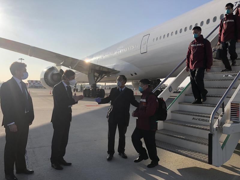 Coronavirus, atterrato a Milano volo da Cina con medici e materiale sanitario