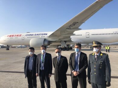 Coronavirus, atterrato a Milano volo da Cina con medici e materiale sanitario