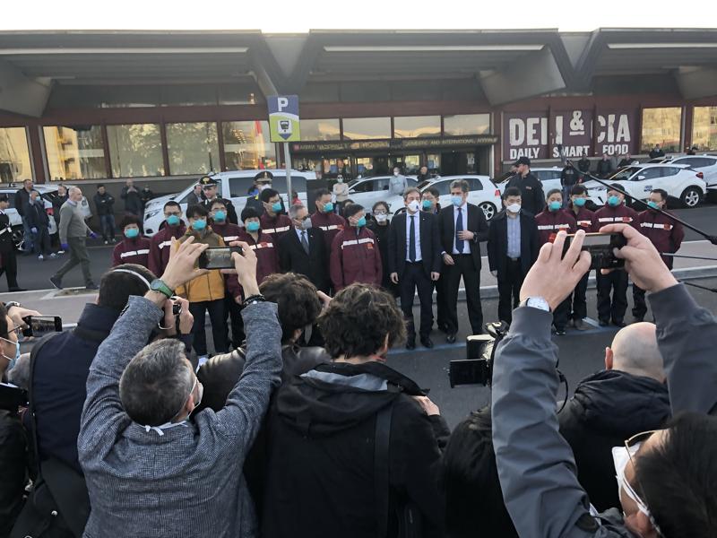 Coronavirus, atterrato a Milano volo da Cina con medici e materiale sanitario