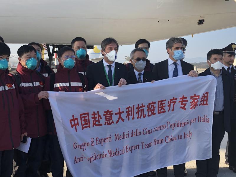 Coronavirus, atterrato a Milano volo da Cina con medici e materiale sanitario