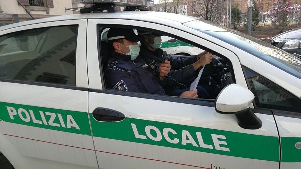 Coronavirus, Polizia locale di Milano batte a tappeto i Municipi. FOTO