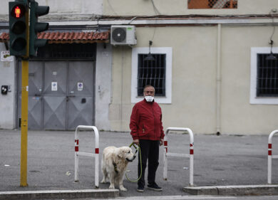 Coronavirus, positivo al tampone ma porta a spasso il cane: denunciato 60enne