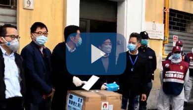 Coronavirus Roma, giovani cinesi donano 3.500 mascherine alla Polizia di Stato