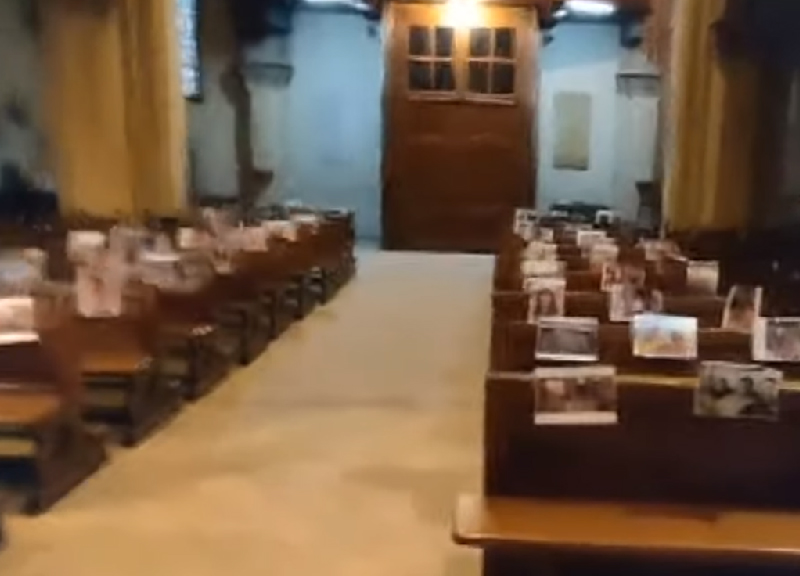 Covid-19, il parroco recita la messa. Chiesa vuota con le foto dei fedeli Covid-19, il parroco recita la messa. Chiesa vuota con le foto dei fedeli