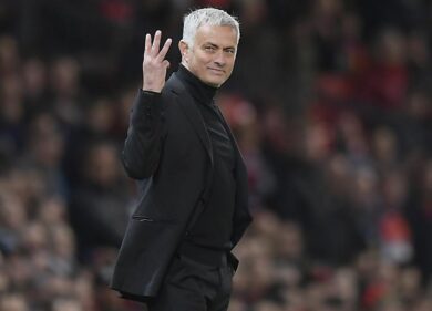 Coronavirus, Mourinho aiuta un’associazione a consegnare cibo agli anziani