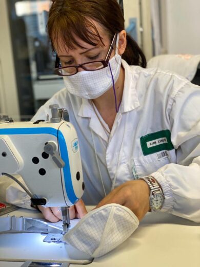 Coronavirus, “Cuciamo mascherine 12 ore al giorno. Attenti a quelle fai da te”