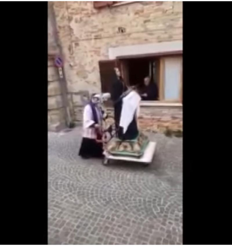 Virus, la statua della Madonna va ‘casa per casa’, l’idea di un parroco. Video Virus, la statua della Madonna va ‘casa per casa’, l’idea di un parroco. Video