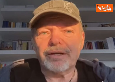Coronavirus, Vasco Rossi: “State in casa, ascoltate la mia musica”