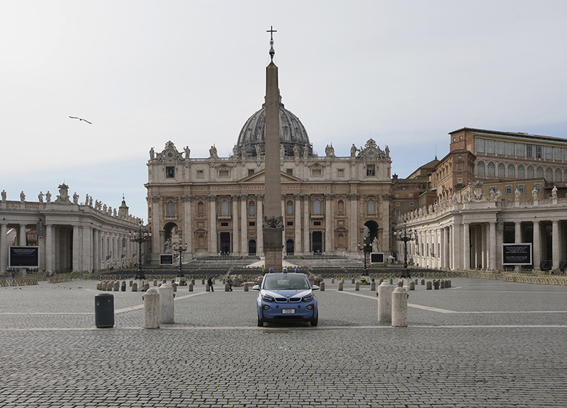 Coronavirus, il Papa chiede un miracolo: a San Pietro crocifisso anti pandemia Coronavirus, il Papa chiede un miracolo: a San Pietro crocifisso anti pandemia
