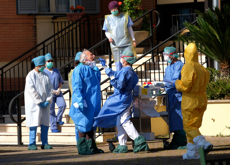 Coronavirus, case di riposo focolai: “15mila anziani ad alto rischio contagio” Coronavirus, case di riposo focolai: “15mila anziani ad alto rischio contagio”