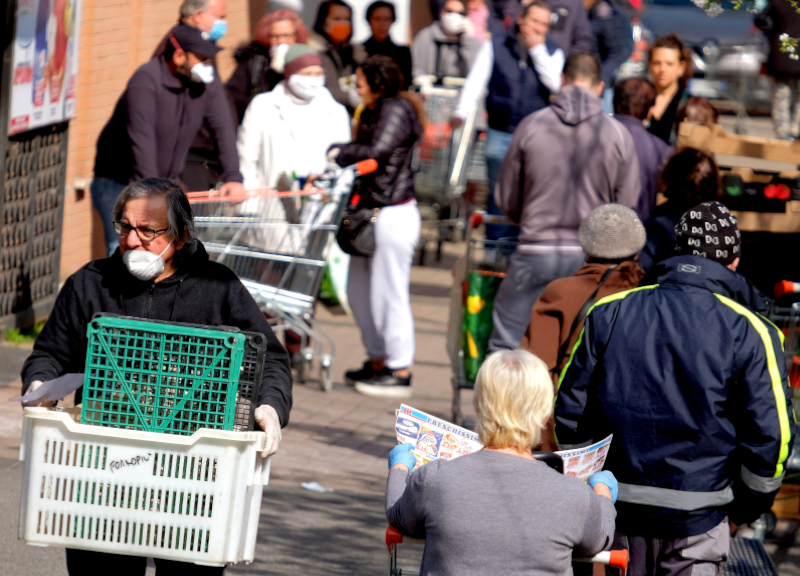 Coronavirus, decreti violati: scatta la delazione collettiva. Raggi sceriffo