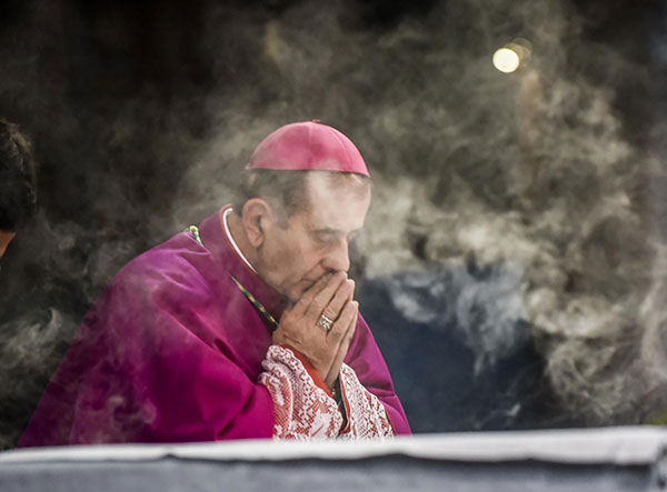 Coronavirus, Delpini prega nei cimiteri milanesi per i defunti Coronavirus, Delpini prega nei cimiteri milanesi per i defunti