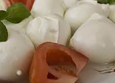 Sugli scaffali sempre meno latte fresco e mozzarella. La zootecnia è a rischio