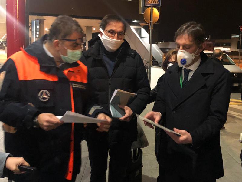 Coronavirus, 300 dottori accompagnati da ministro Boccia già operativi Coronavirus, 300 dottori accompagnati da ministro Boccia già operativi
