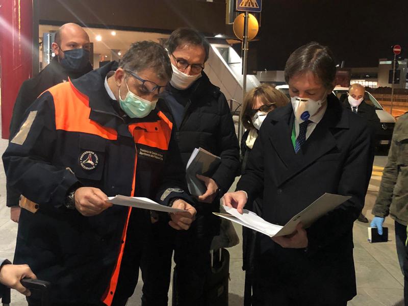 Coronavirus, 300 dottori accompagnati da ministro Boccia già operativi Coronavirus, 300 dottori accompagnati da ministro Boccia già operativi