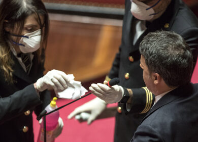 Coronavirus, Renzi: “Ripartire o moriremo di fame”. Scienziati: “No, è presto”