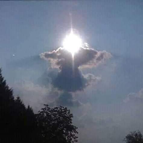 Papa, la Madonna appare durante la benedizione a San Pietro? Il video virale Papa, la Madonna appare durante la benedizione a San Pietro? Il video virale