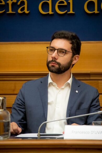 Ue, D’Uva (M5S): “Basta egoismi, l’Europa non abbandoni la nave”