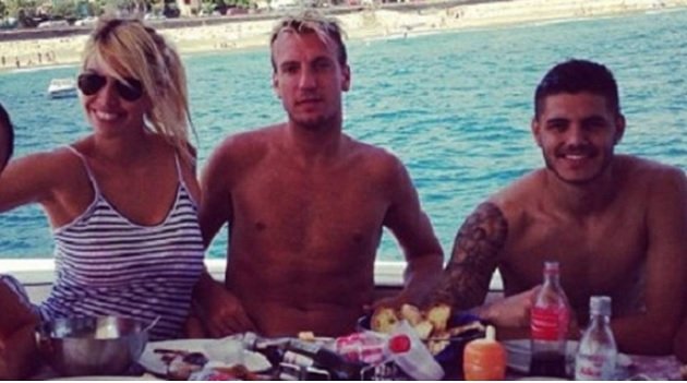 Wanda Nara-Maxi Lopez, altro scontro: “Hai portato bimbi in piena zona rossa” Wanda Nara-Maxi Lopez, altro scontro: “Hai portato bimbi in piena zona rossa”