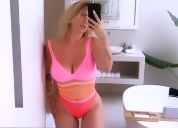 Wanda Nara-Maxi Lopez, altro scontro: “Hai portato bimbi in piena zona rossa” Wanda Nara-Maxi Lopez, altro scontro: “Hai portato bimbi in piena zona rossa”