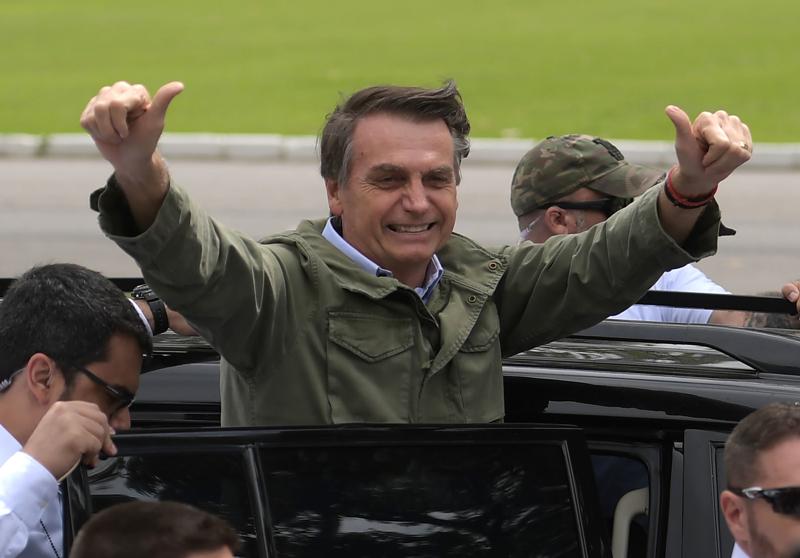 Coronavirus, Bolsonaro tra la gente sfida la pandemia e non rispetta la distanza di sicurezza Coronavirus, Bolsonaro tra la gente sfida la pandemia e non rispetta la distanza di sicurezza