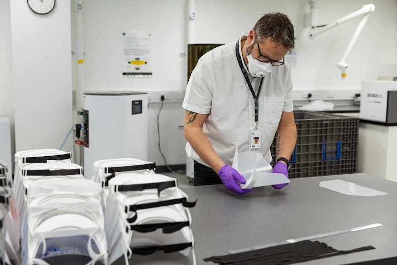 Coronavirus, Jaguar Land Rover impegnata nella produzione di visiere 3D Coronavirus, Jaguar Land Rover impegnata nella produzione di visiere 3D