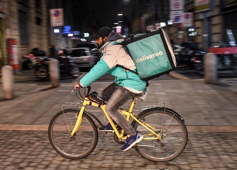 Coronavirus, farsi assumere per girare Milano in bici: ecco i rider per noia Coronavirus, farsi assumere per girare Milano in bici: ecco i rider per noia