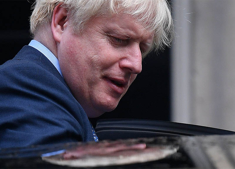 Coronavirus, Boris Johnson ricoverato: febbre alta e ventilatore polmonare Coronavirus, Boris Johnson ricoverato: febbre alta e ventilatore polmonare
