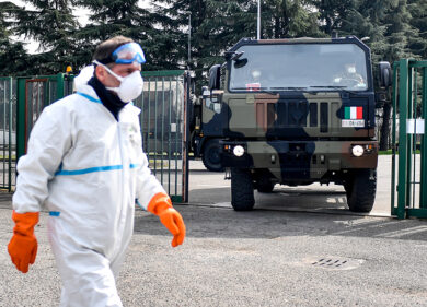 Coronavirus, il vescovo di Bergamo ai preti: tre nostre mensilità ai bisognosi