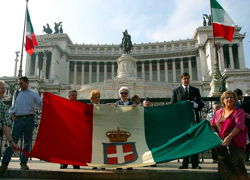 Coronavirus: la Regina parla agli inglesi, esultano i monarchici italiani Coronavirus: la Regina parla agli inglesi, esultano i monarchici italiani