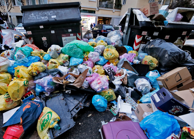 Coronavirus, nuova emergenza rifiuti a Roma: via libera alle mini discariche Coronavirus, nuova emergenza rifiuti a Roma: via libera alle mini discariche