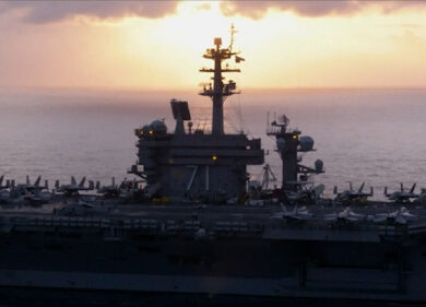 Coronavirus, il capitano Usa silurato per aver dato l’allarme diventa un eroe