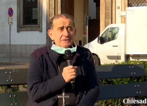 Milano, Delpini: benedizione del mendicante per gli universitari. VIDEO Milano, Delpini: benedizione del mendicante per gli universitari. VIDEO