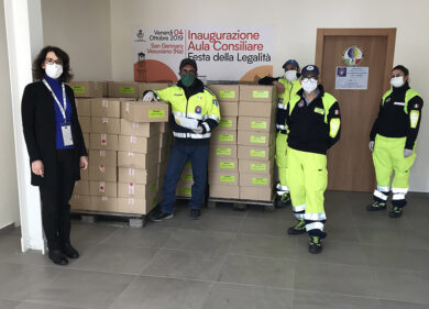 Besana, pacchi dono alla Protezione civile da distribuire ai meno abbienti