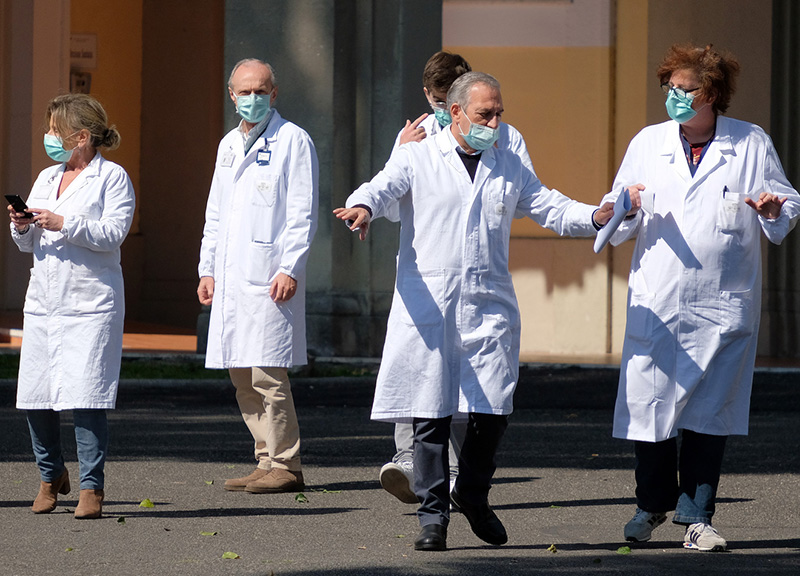 Coronavirus, rosari per lo Spallanzani: il regalo dei venditori di souvenir Coronavirus, rosari per lo Spallanzani: il regalo dei venditori di souvenir