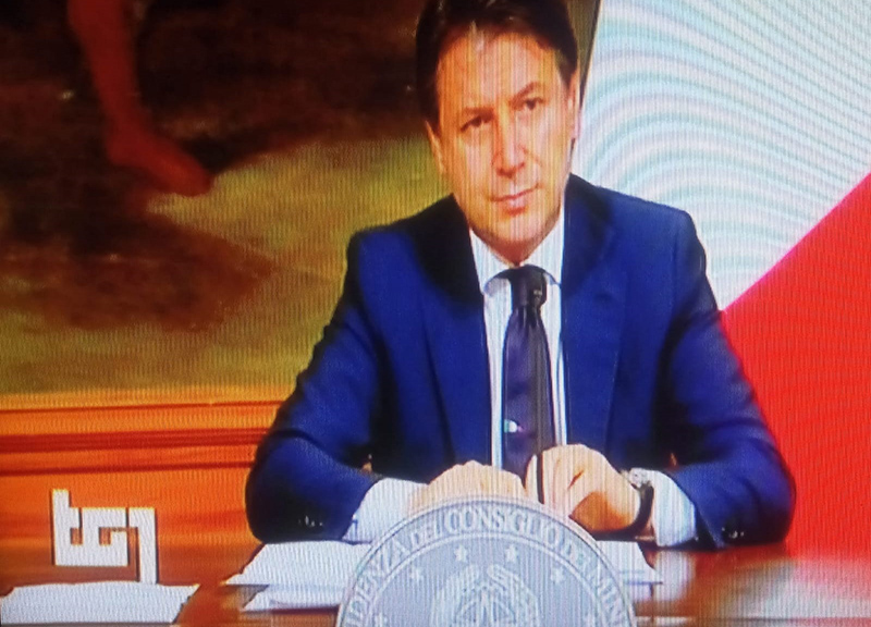 Conte, una cravatta storica per un momento storico dell’economia italiana Conte, una cravatta storica per un momento storico dell’economia italiana