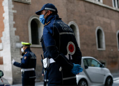 Coronavirus, rischio fuga da Roma per Pasqua: posti di blocco anche di notte