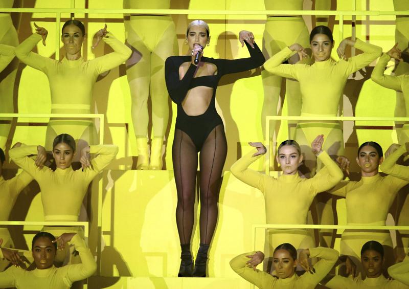 Dua Lipa, artista più ascoltata al mondo su Spotify: è boom per il nuovo album Dua Lipa, artista più ascoltata al mondo su Spotify: è boom per il nuovo album