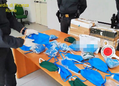 Coronavirus, mascherine fai da te a Ostia: denunciato un tappezziere furbetto