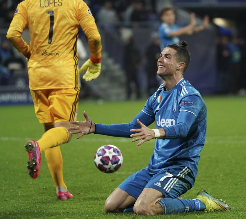 Juventus, Ronaldo tra le polemiche dopo l’allenamento allo stadio di Madeira Juventus, Ronaldo tra le polemiche dopo l’allenamento allo stadio di Madeira