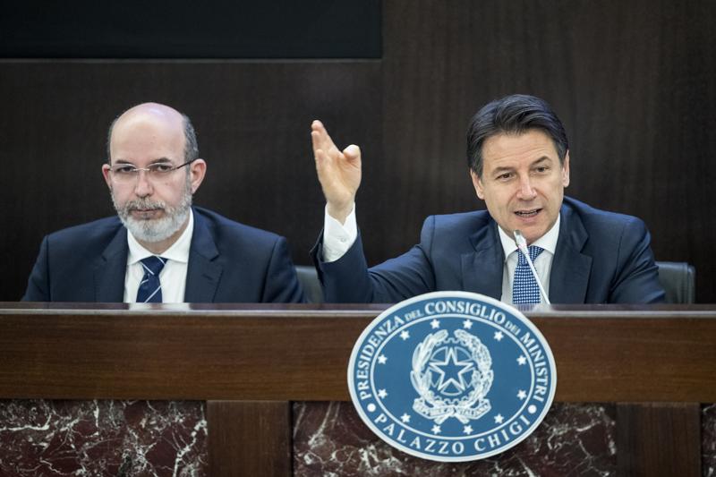 Mes, Crimi: “Il M5s non lo voterà mai”. Conte: “Ho solo una parola” Mes, Crimi: “Il M5s non lo voterà mai”. Conte: “Ho solo una parola”